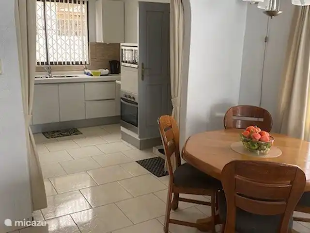 Location de Vacances Suriname, Paramaribo, Paramaribo, maison de vacances - Mendes House Appartement au rez-de-chaussée Ensemble à manger avec vue sur la cuisine
