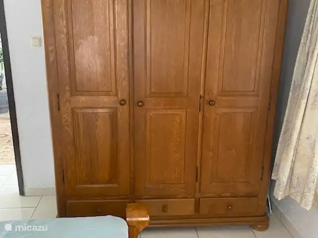 Location de Vacances Suriname, Paramaribo, Paramaribo, maison de vacances - Mendes House Appartement au rez-de-chaussée armoire en chêne dans une grande pièce