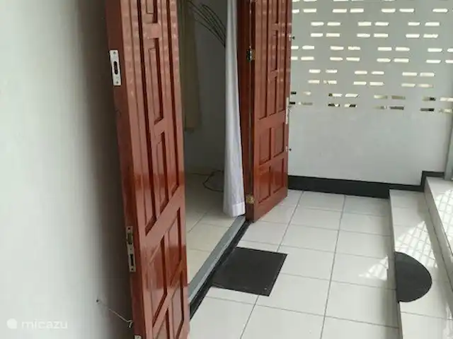 Location de Vacances Suriname, Paramaribo, Paramaribo, maison de vacances - Mendes House Appartement au rez-de-chaussée Entrée à l’avant