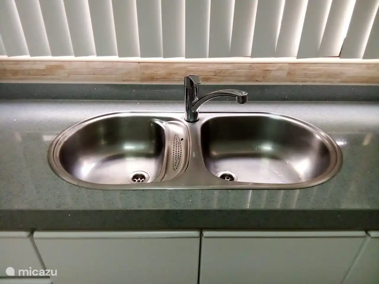 Double sink and hot water