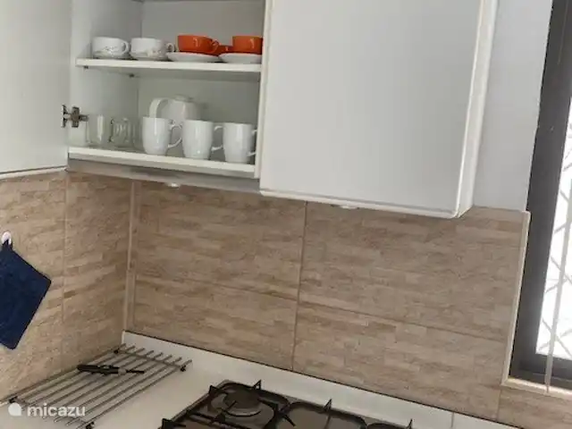 Location de Vacances Suriname, Paramaribo, Paramaribo, maison de vacances - Mendes House Appartement au rez-de-chaussée suffisamment d'ustensiles de cuisine dans les placards suspendus