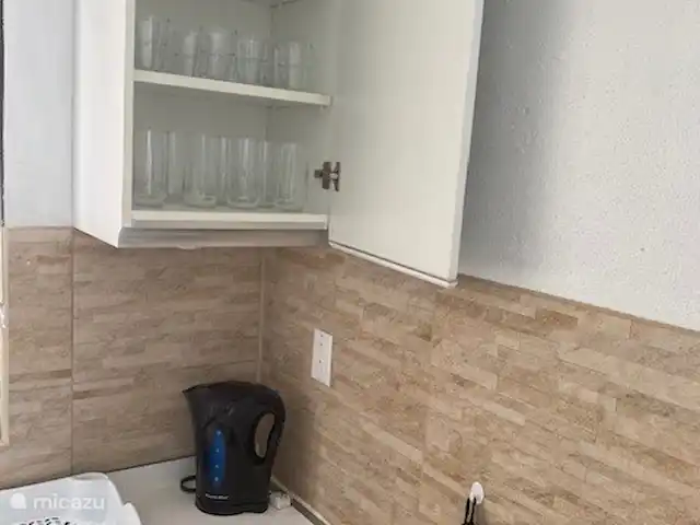 Location de Vacances Suriname, Paramaribo, Paramaribo, maison de vacances - Mendes House Appartement au rez-de-chaussée placard suspendu avec juste assez de verrerie