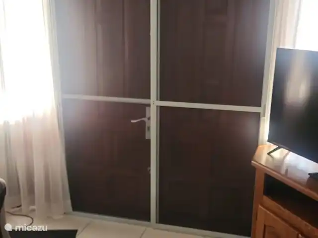Location de Vacances Suriname, Paramaribo, Paramaribo, maison de vacances - Mendes House Appartement au rez-de-chaussée Porte d’entrée maintenant avec portes coulissantes en maille