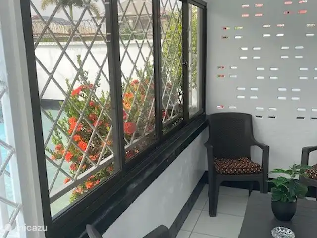 Location de Vacances Suriname, Paramaribo, Paramaribo, maison de vacances - Mendes House Appartement au rez-de-chaussée balcon avec fenêtres partiellement coulissantes et ventilateur avec télécommande au mur en 2024