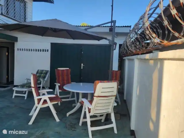 Location de Vacances Suriname, Paramaribo, Paramaribo, maison de vacances - Mendes House Appartement au rez-de-chaussée Terrasse pour les locataires de l’appartement du rez-de-chaussée