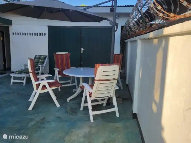 Location de Vacances Suriname, Paramaribo, Paramaribo, maison de vacances - Mendes House Appartement au rez-de-chaussée Terrasse pour les locataires de l’appartement du rez-de-chaussée