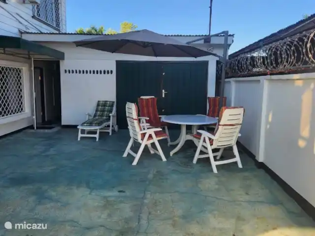 Location de Vacances Suriname, Paramaribo, Paramaribo, maison de vacances - Mendes House Appartement au rez-de-chaussée Terrasse pour les locataires de l’appartement du rez-de-chaussée