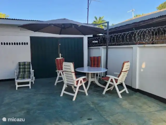 Location de Vacances Suriname, Paramaribo, Paramaribo, maison de vacances - Mendes House Appartement au rez-de-chaussée Terrasse pour les locataires de l’appartement du rez-de-chaussée