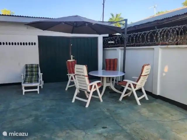 Location de Vacances Suriname, Paramaribo, Paramaribo, maison de vacances - Mendes House Appartement au rez-de-chaussée Terrasse pour les locataires de l’appartement du rez-de-chaussée