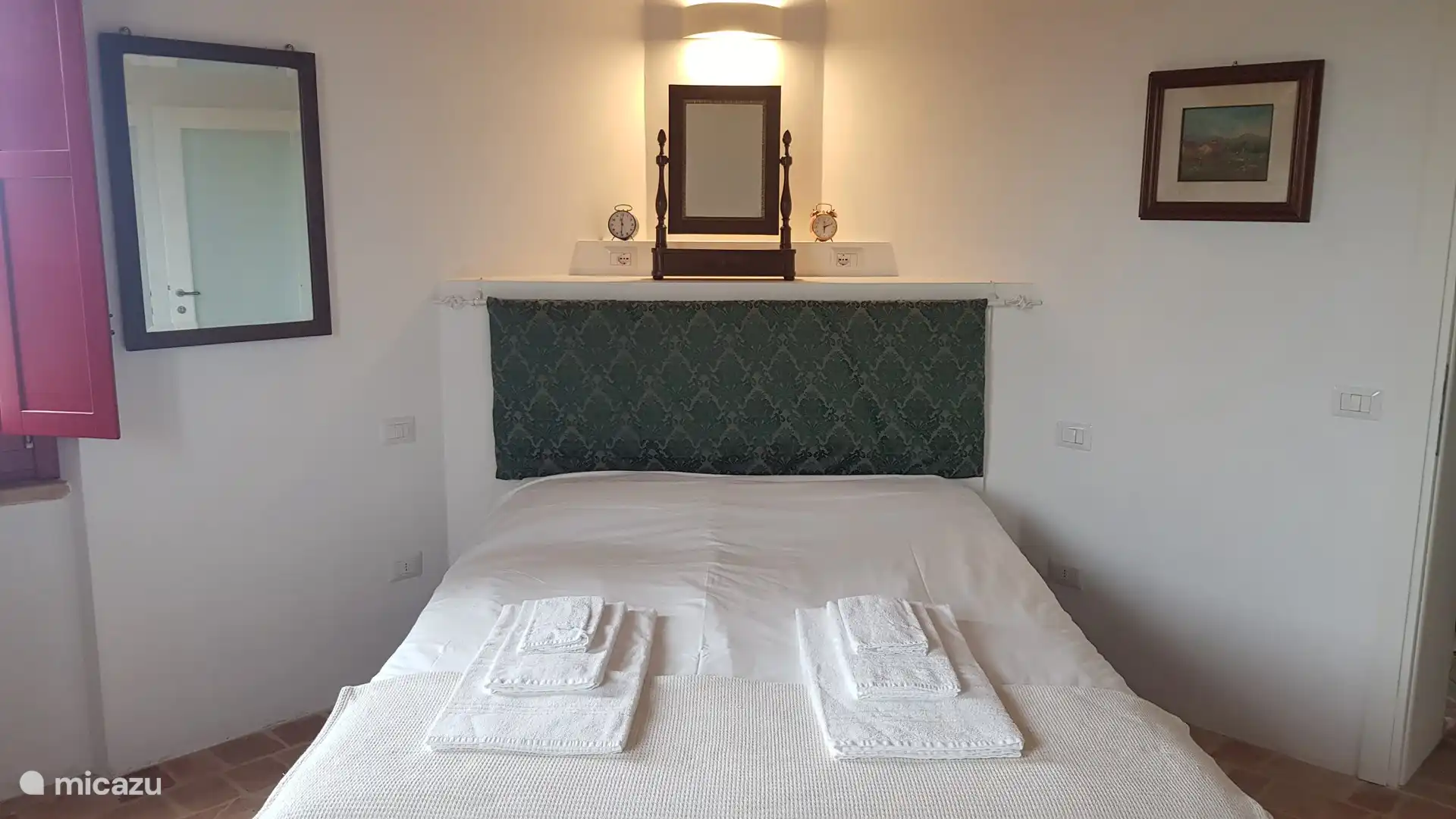 Suite Salvia has a double bed of 160x190 cm and its own TV