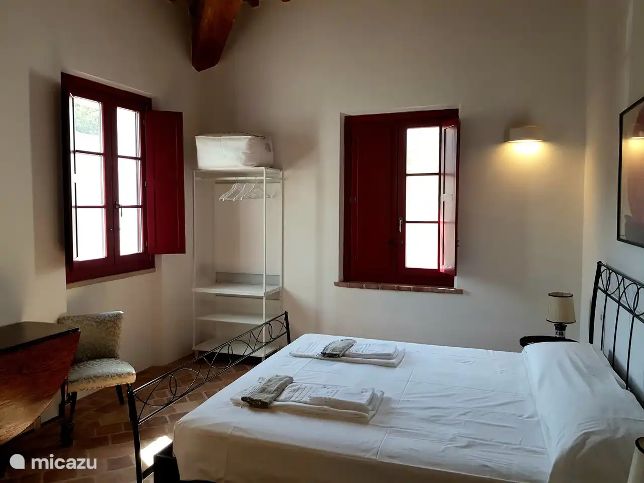 Suite Camelia has a King size bed of 180x200 cm and its own TV