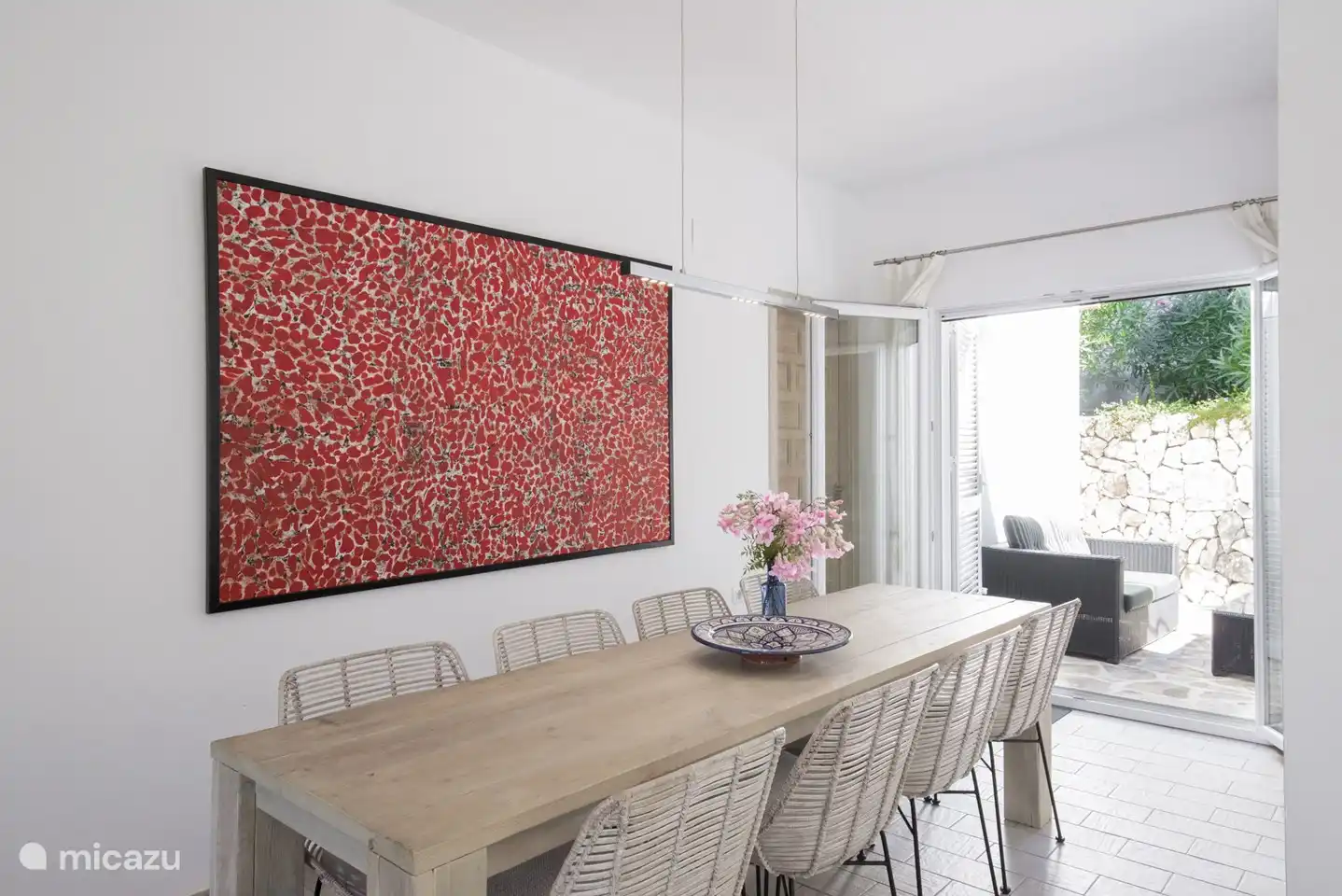 Table à manger avec beaucoup d'espace.