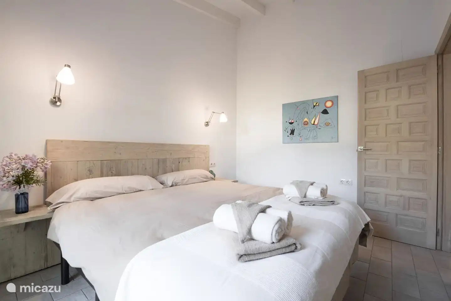 Chambre confortable avec un lit double.