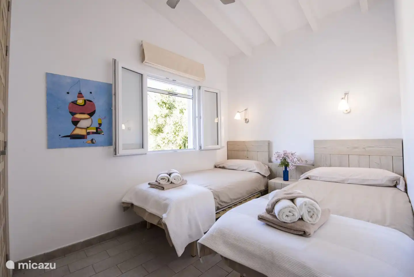 Chambres confortables avec deux lits simples.