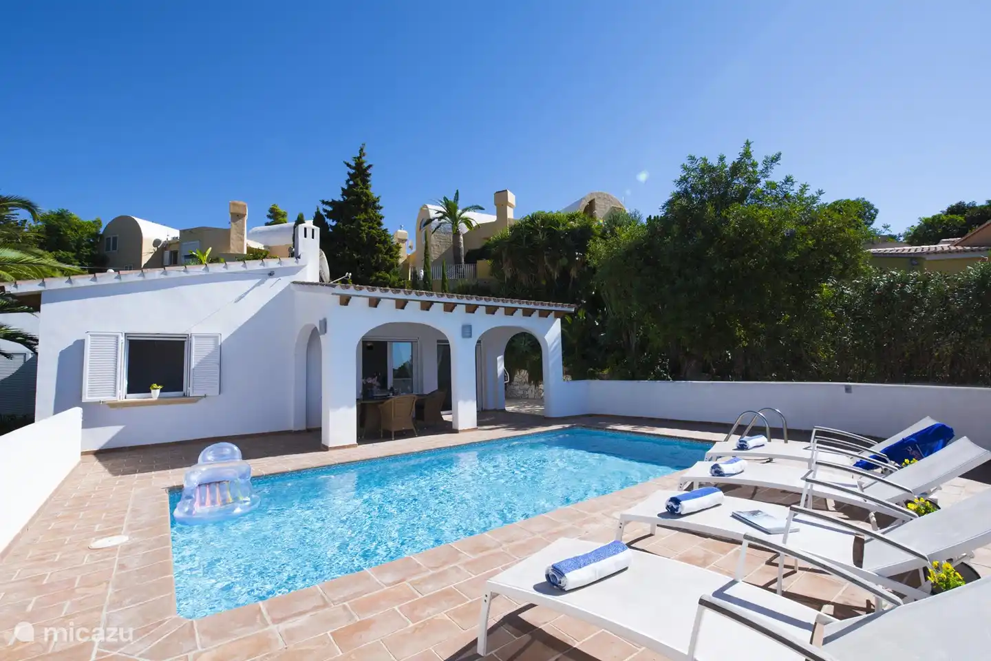 Villa moderne avec beau jardin méditerranéen avec un beau palmier, un olivier et des citronniers.