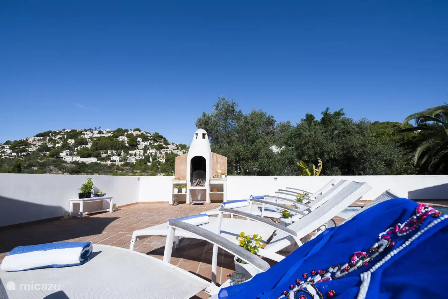 Beaucoup de transats autour de la piscine privée.