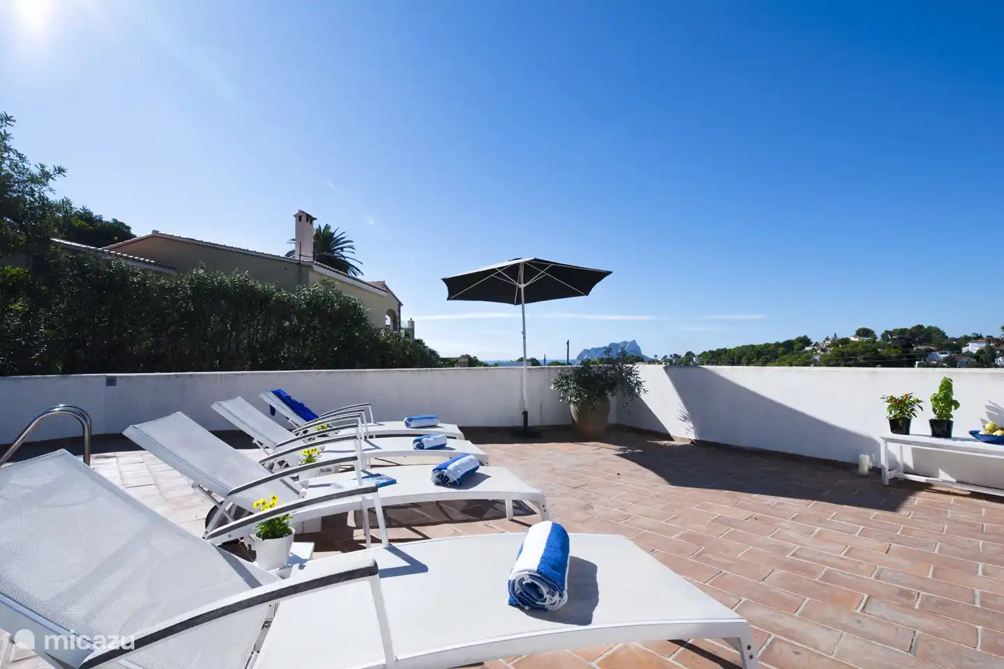 Beaucoup de soleil sur la terrasse.