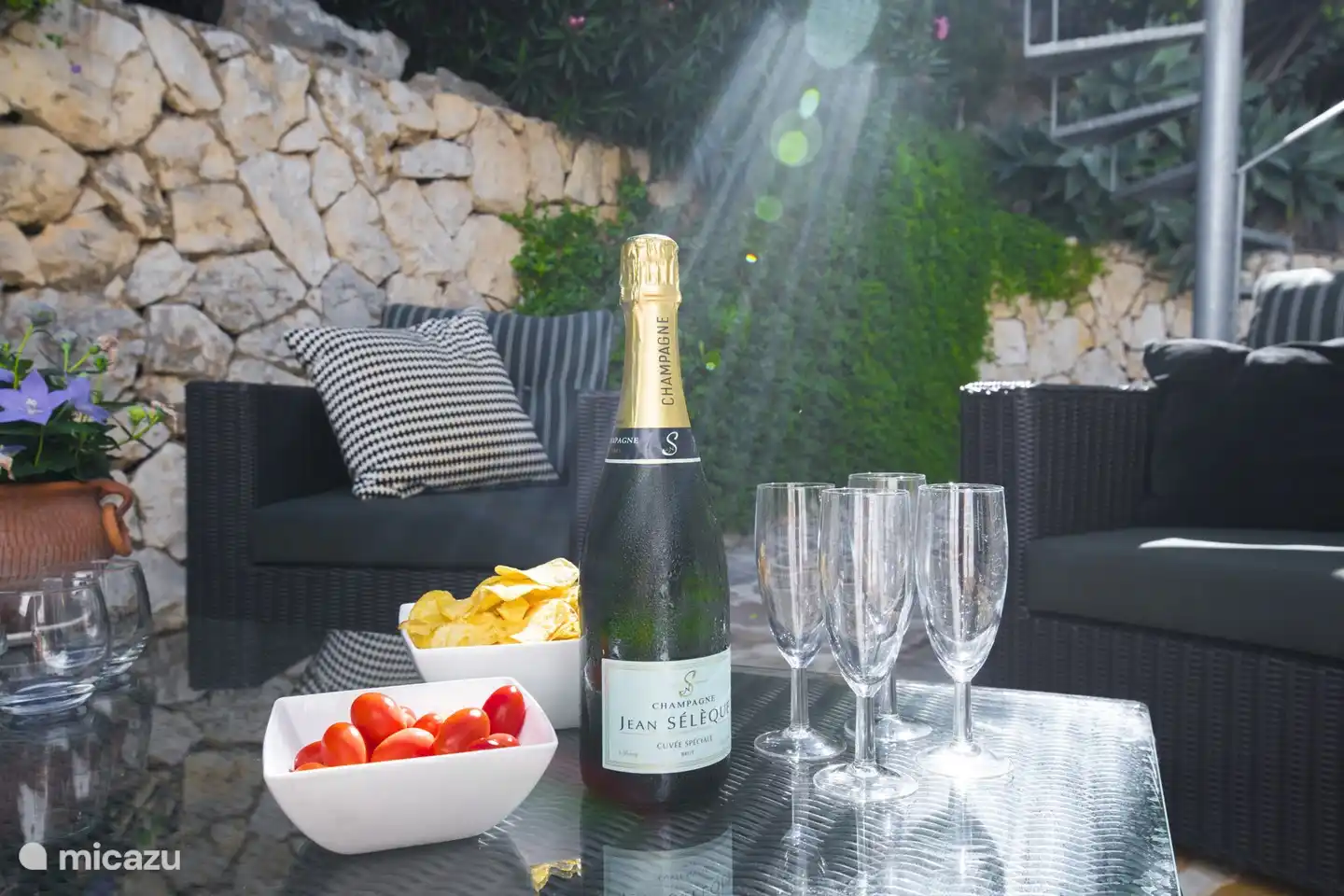 Beau coin salon dans le jardin.