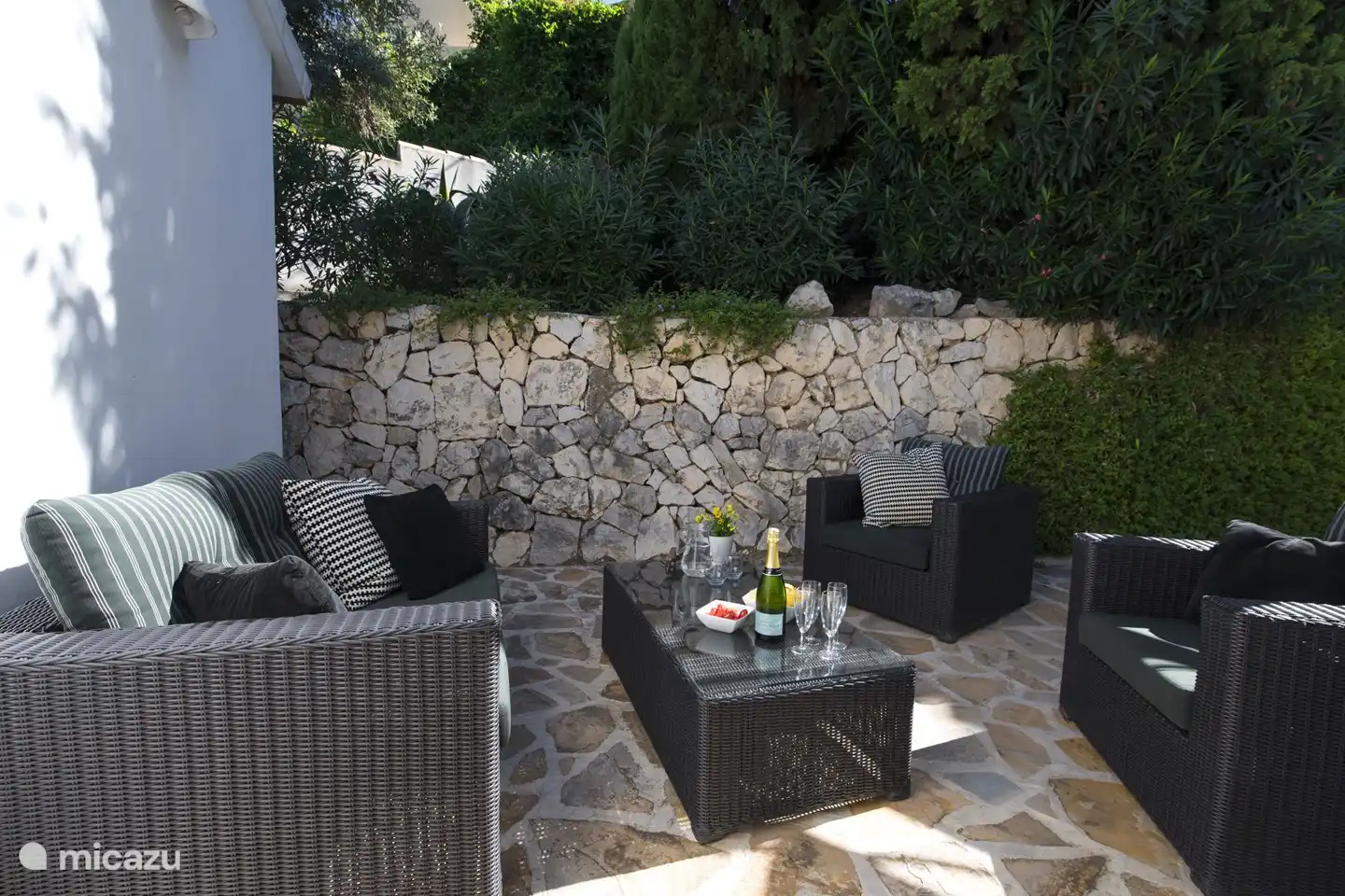 Coin salon extérieur confortable.