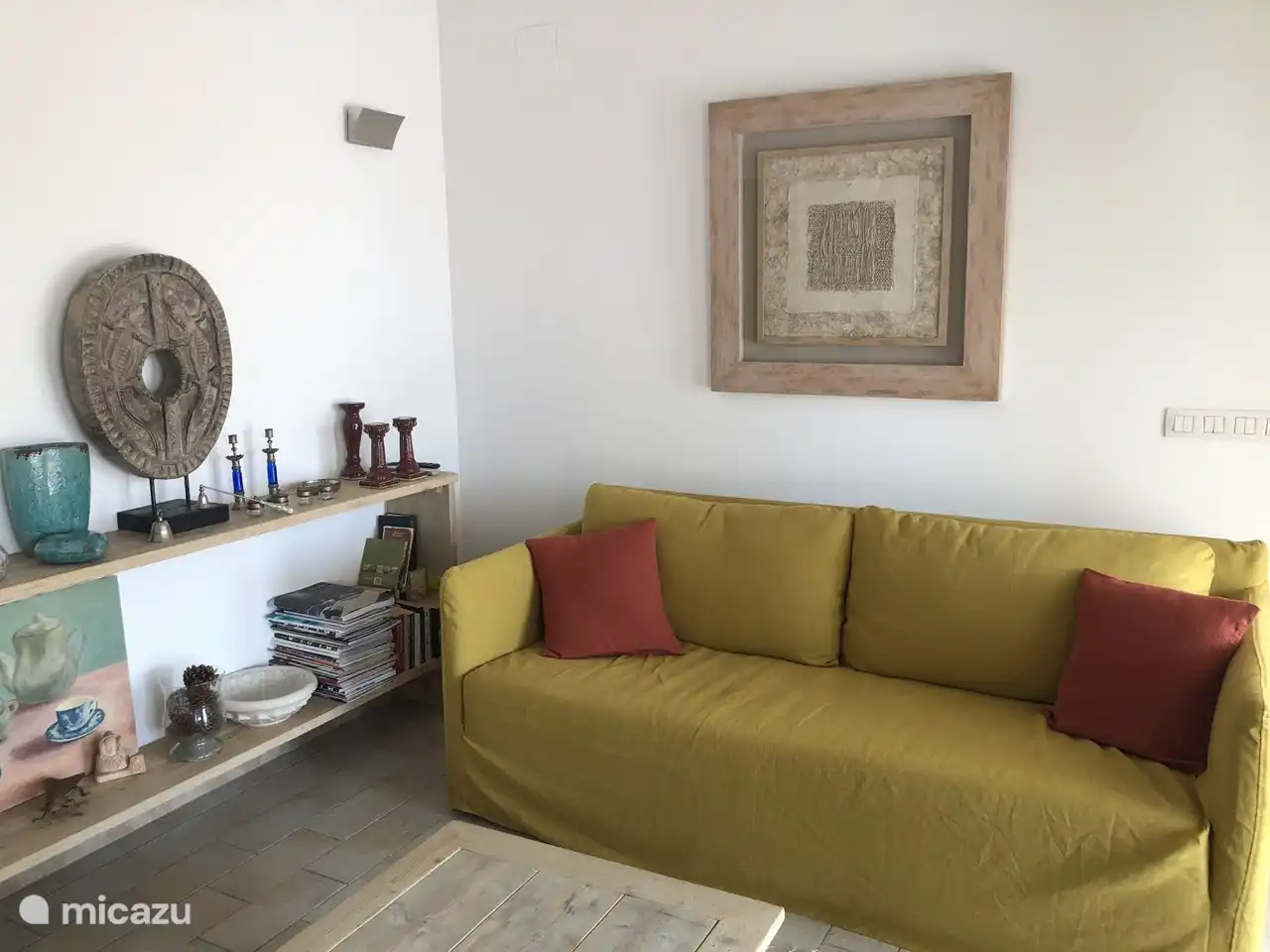 Coin salon confortable dans le salon.