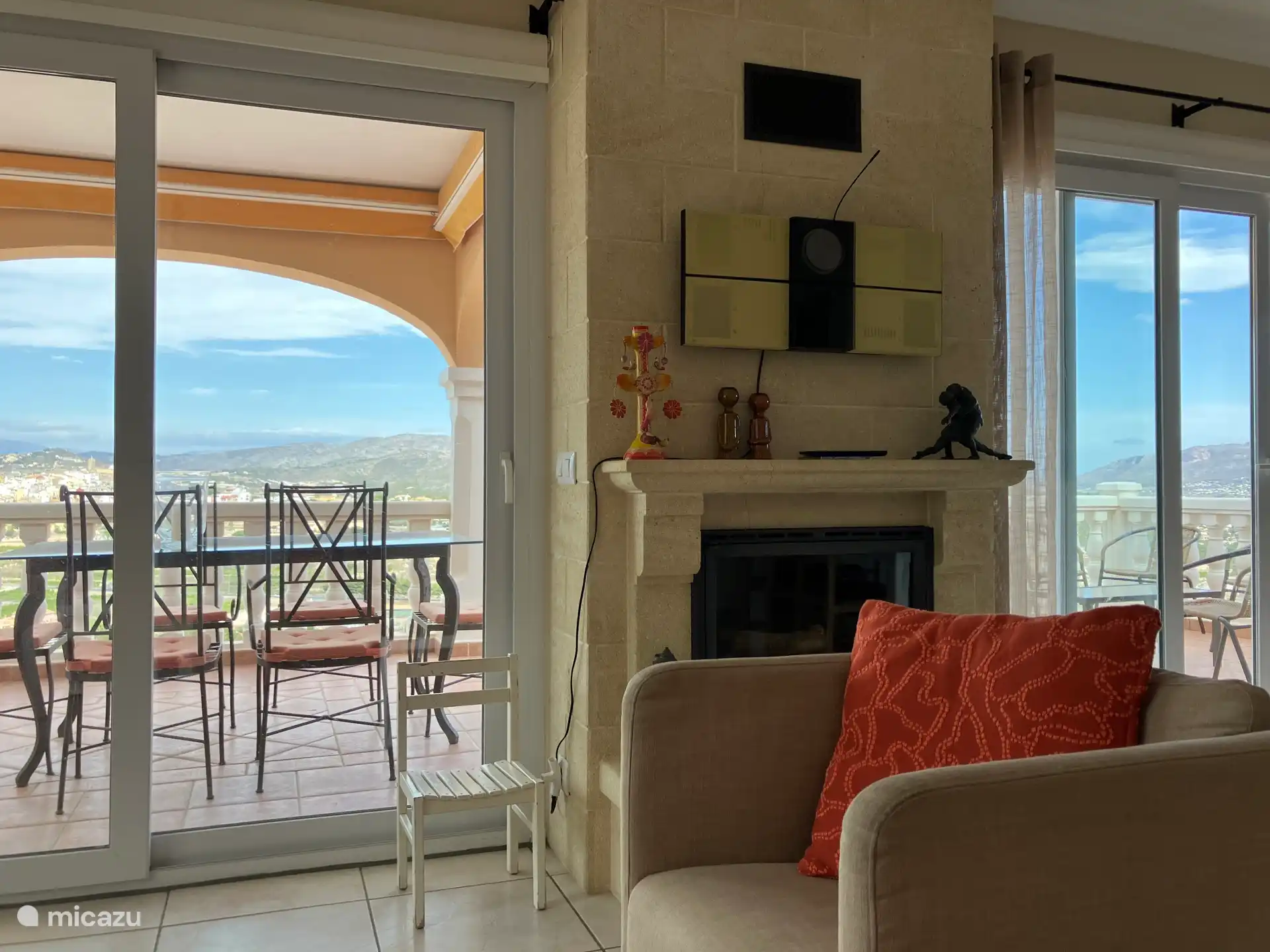 Wohnzimmer mit Eingang zum großen Balkon