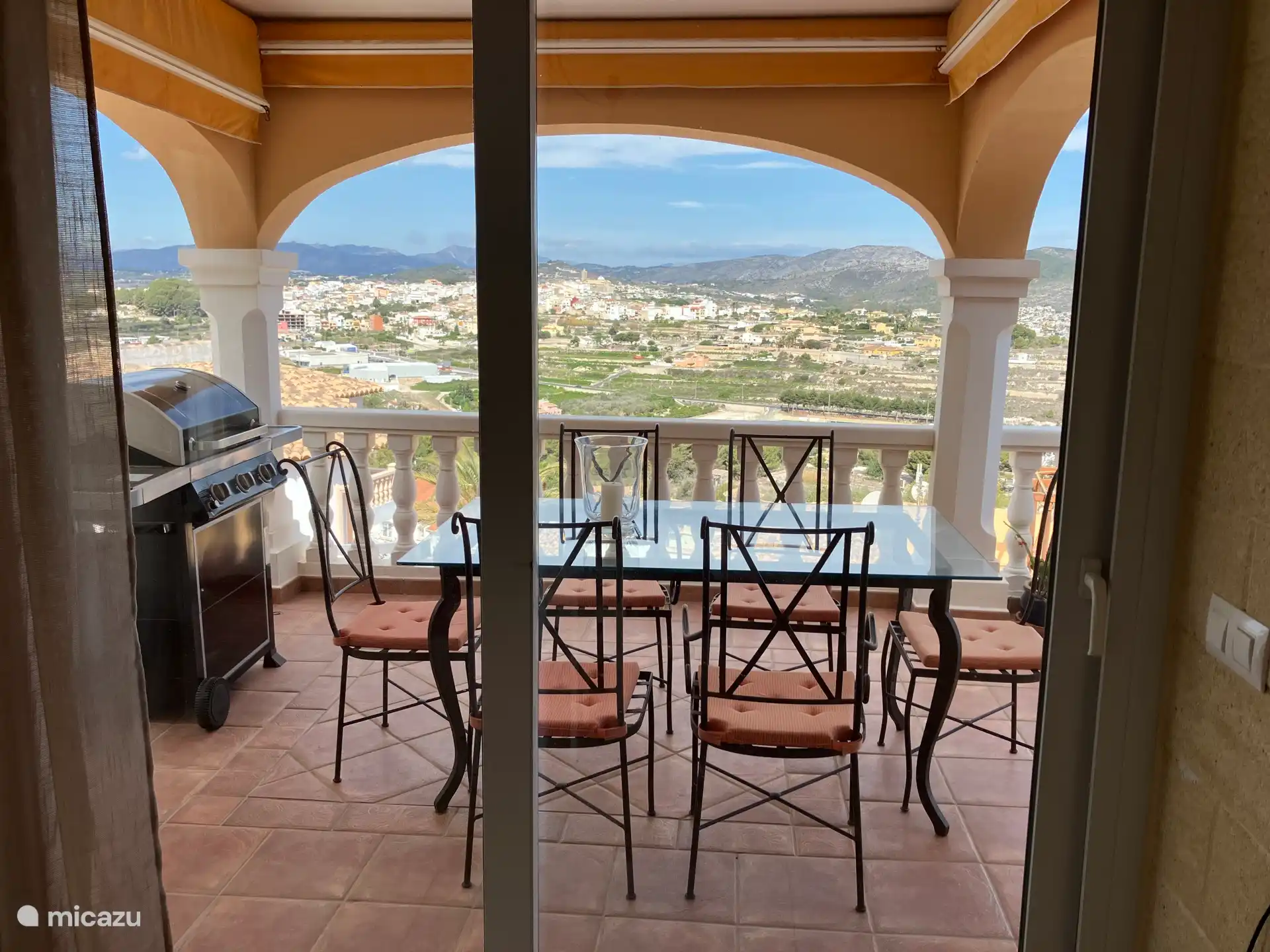 Terrasse mit Speisebereich und Grill