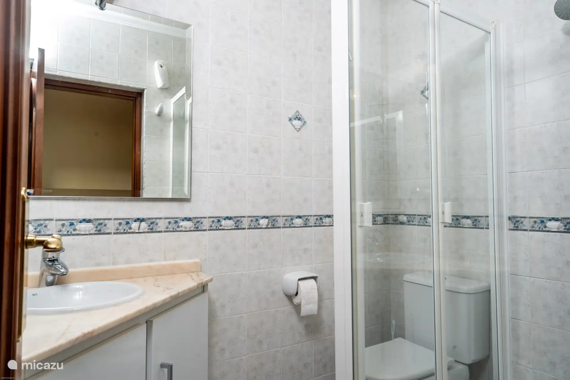 Badezimmer mit Dusche, Toilette und Waschbecken