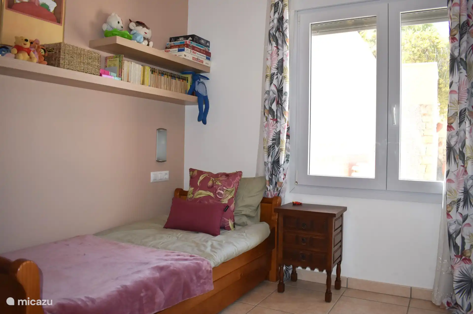 Schlafzimmer mit Einzelbett (Kinderzimmer)