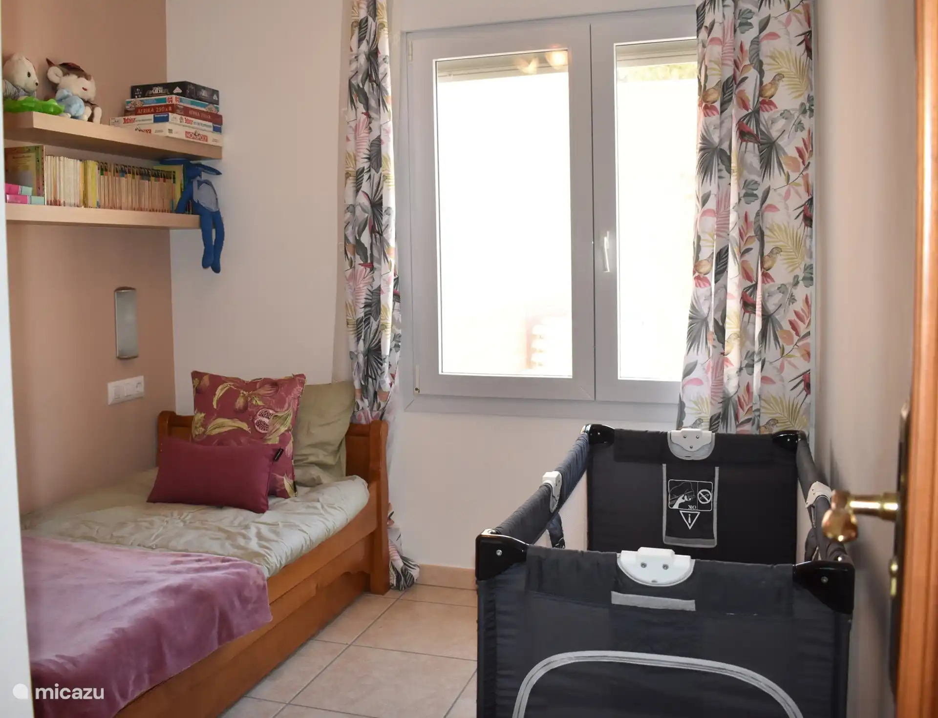 Schlafzimmer mit Einzelbett (Kinderzimmer)