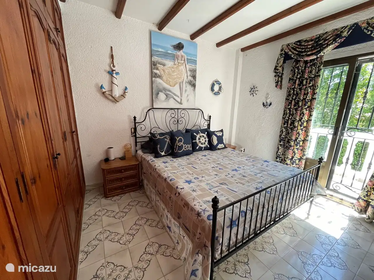 Hauptschlafzimmer mit Schiebetüren zur Terrasse