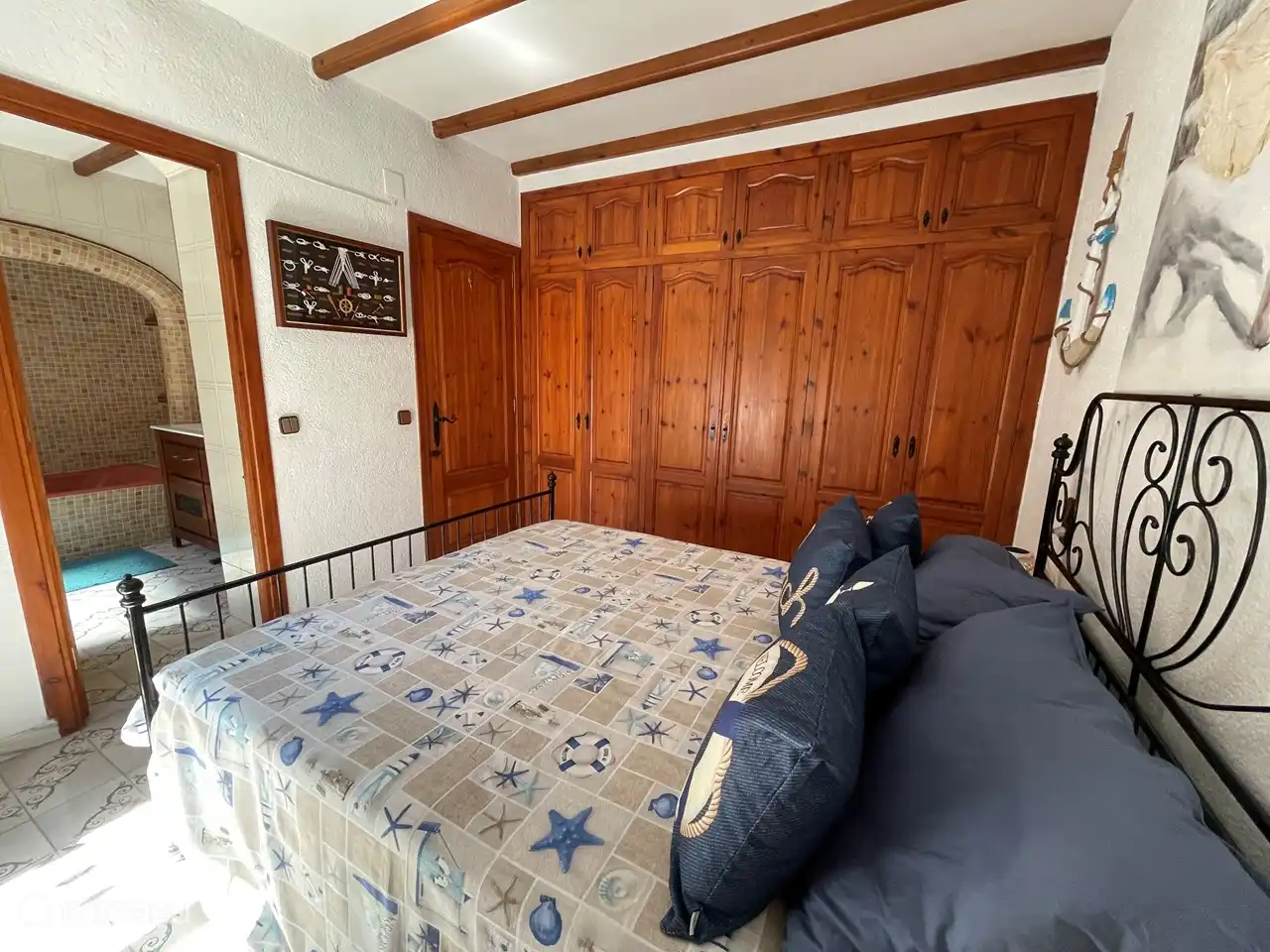 Hauptschlafzimmer mit eigenem Bad und Kleiderschrank