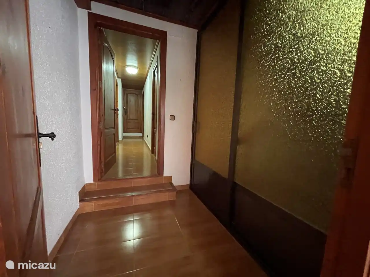 Flur im Erdgeschoss und Tür zwischen den beiden Wohneinheiten.