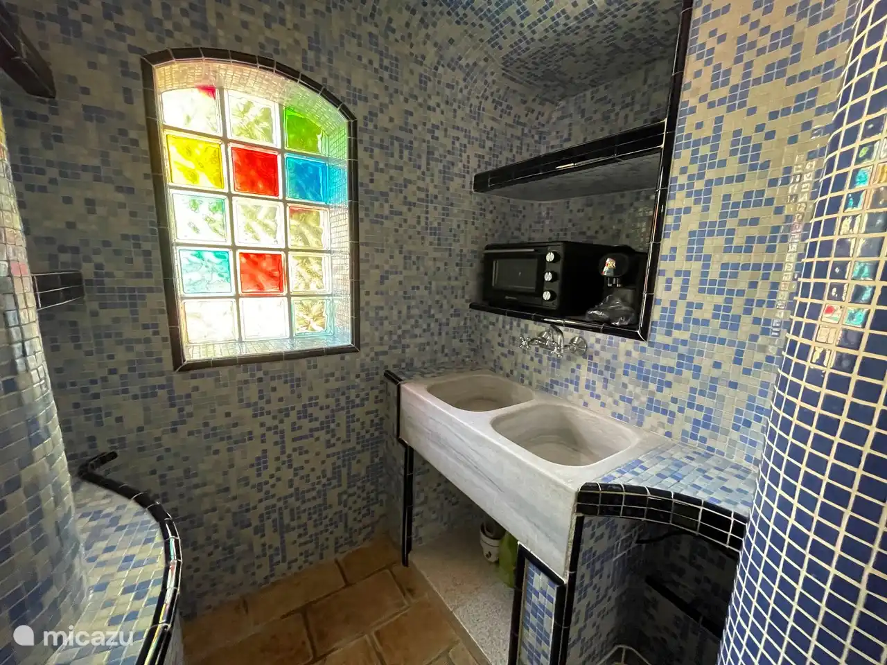 Angebaute Küche mit Kompaktbackofen und Nespresso-Ecke