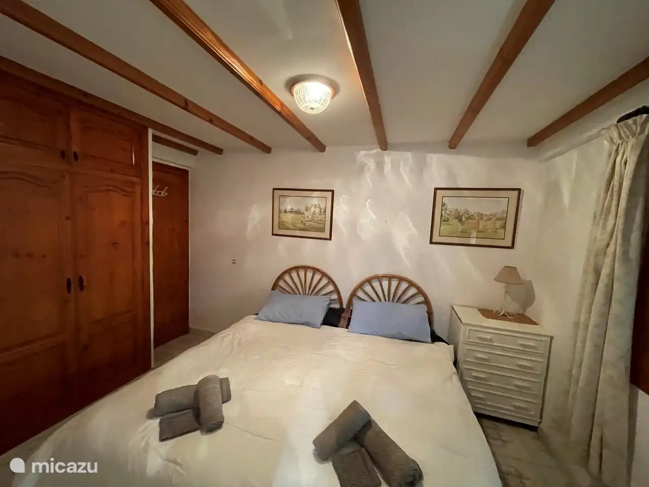 Hauptschlafzimmer mit eigenem Bad, zwei Einzelbetten und Kommode