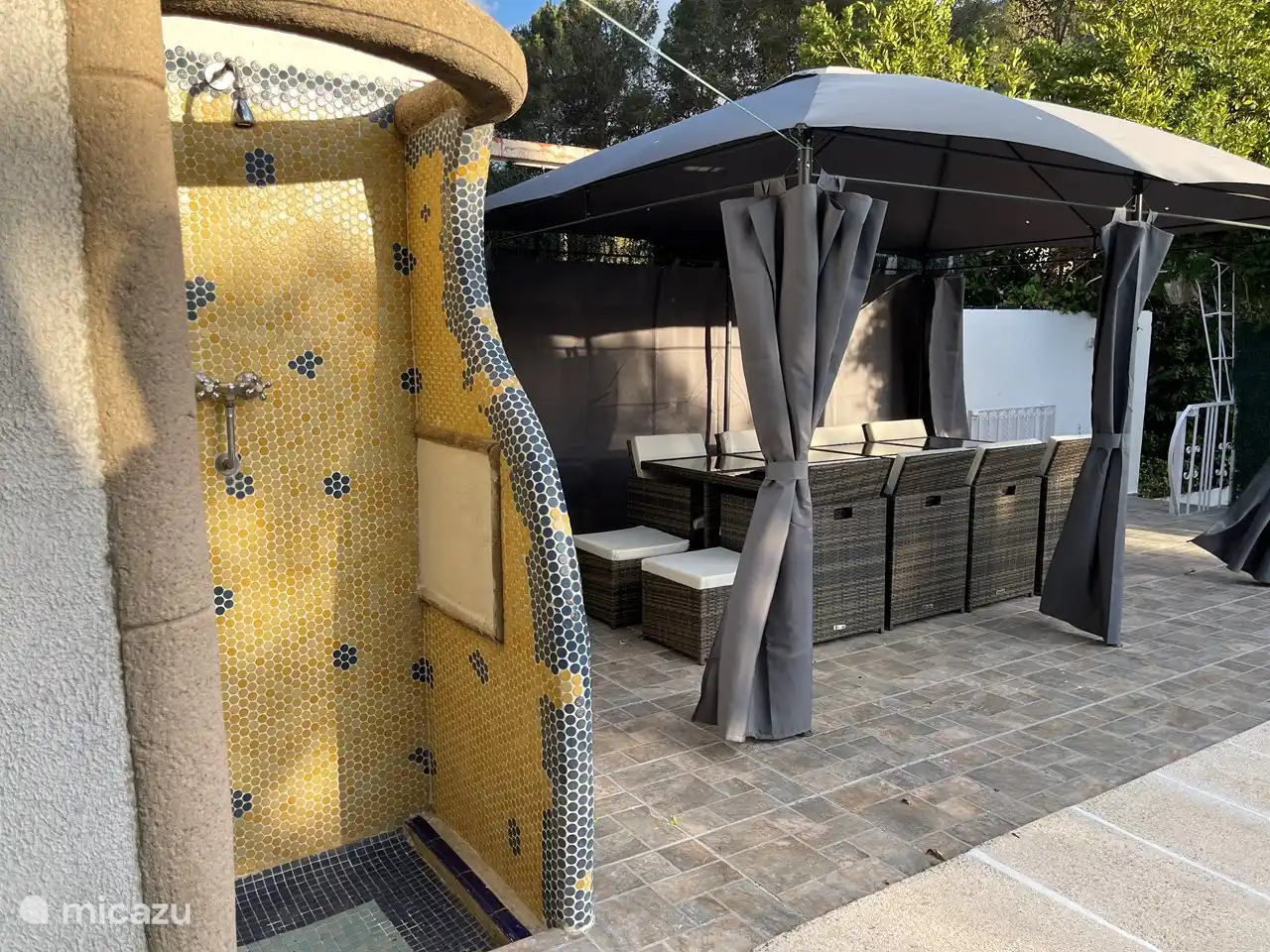 Essen im Freien am Pool