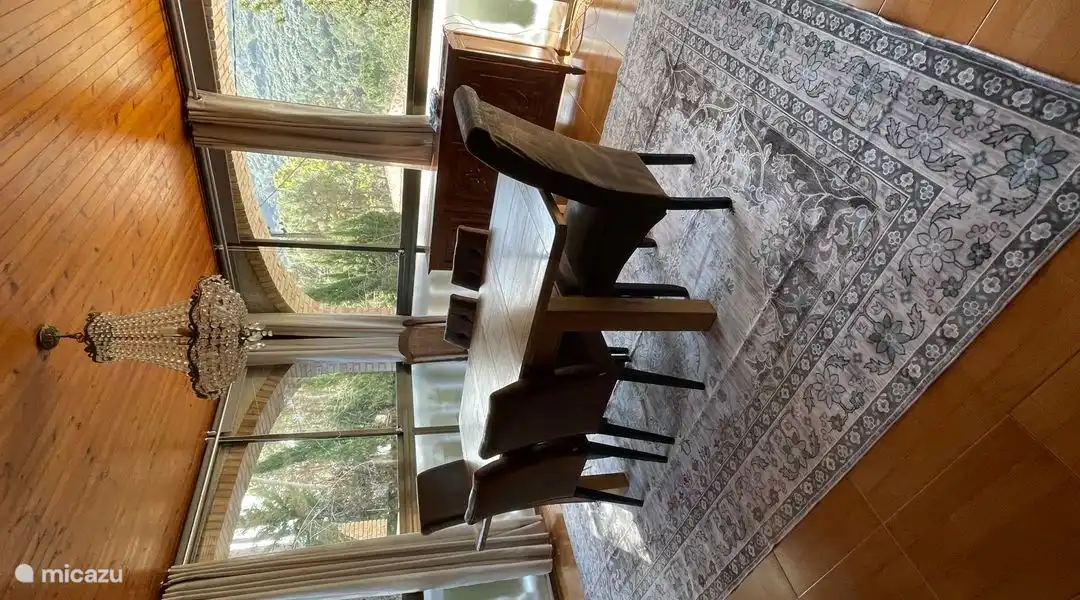 Esszimmer mit Blick auf die Berge