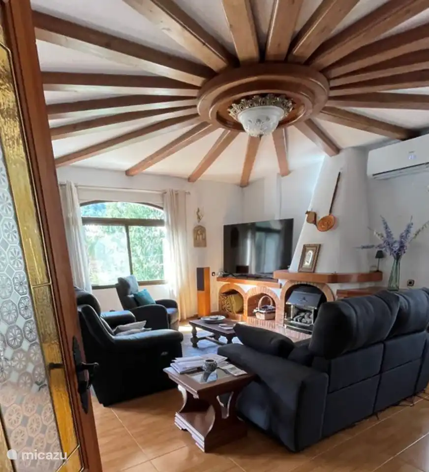 Wohnzimmer mit vielen spanischen Details