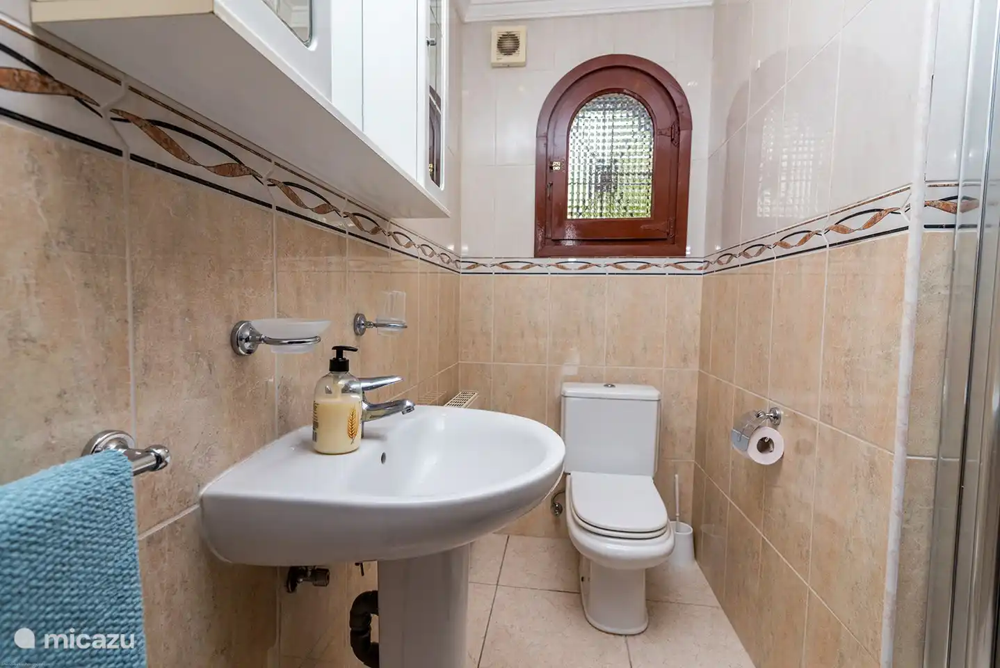 Bathroom 2 with shower, toilet and sink