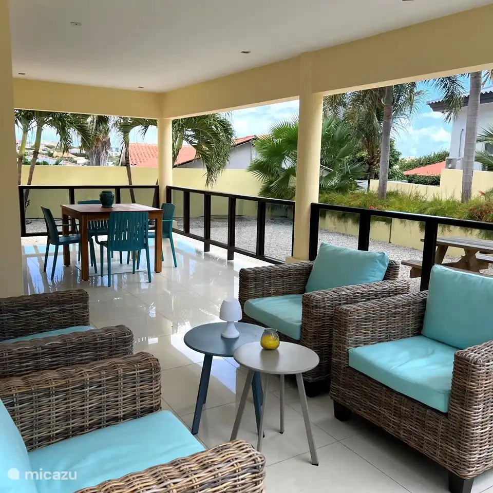 Disfrute sentado al aire libre durante el día o la noche.