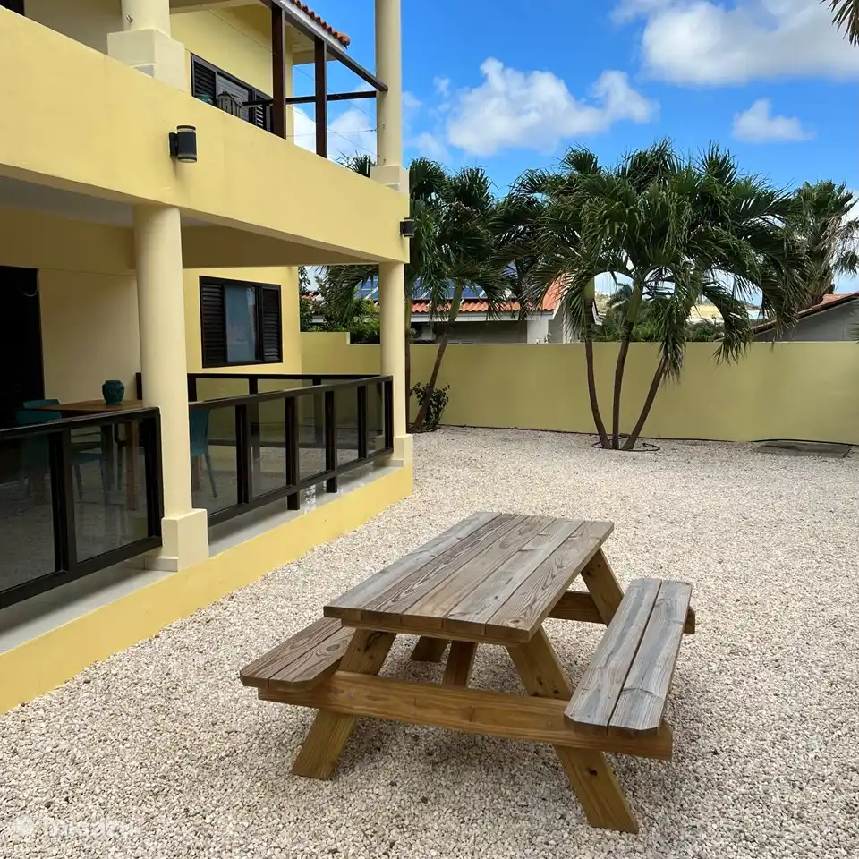 Comer afuera en la gran mesa de picnic