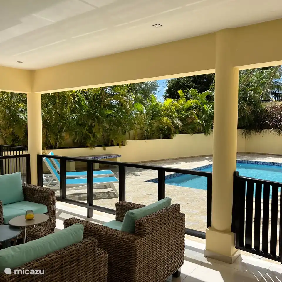 Disfrute de la vista de la piscina. En el lado derecho la puerta con cerradura.