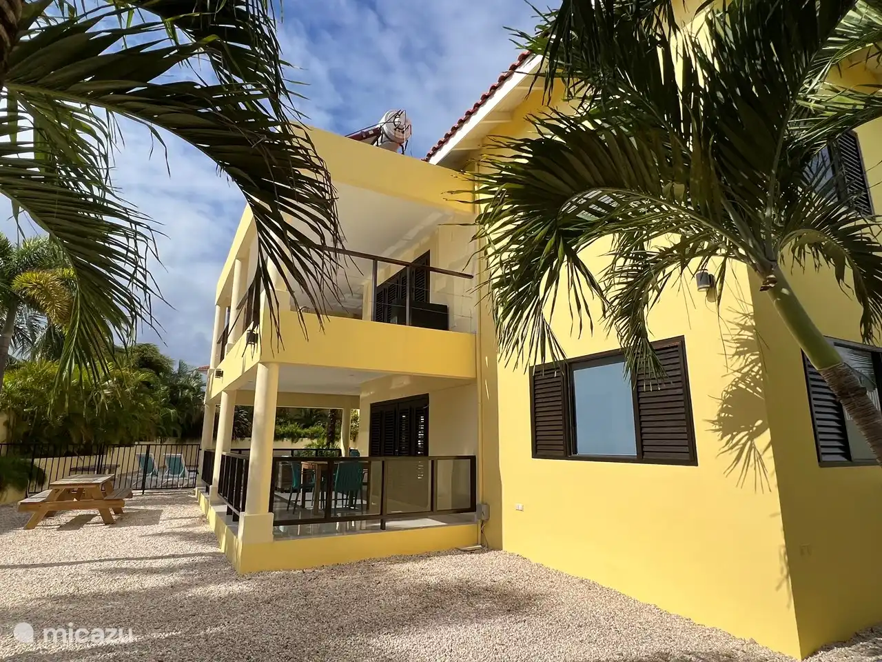 El dormitorio 1 está a la derecha.