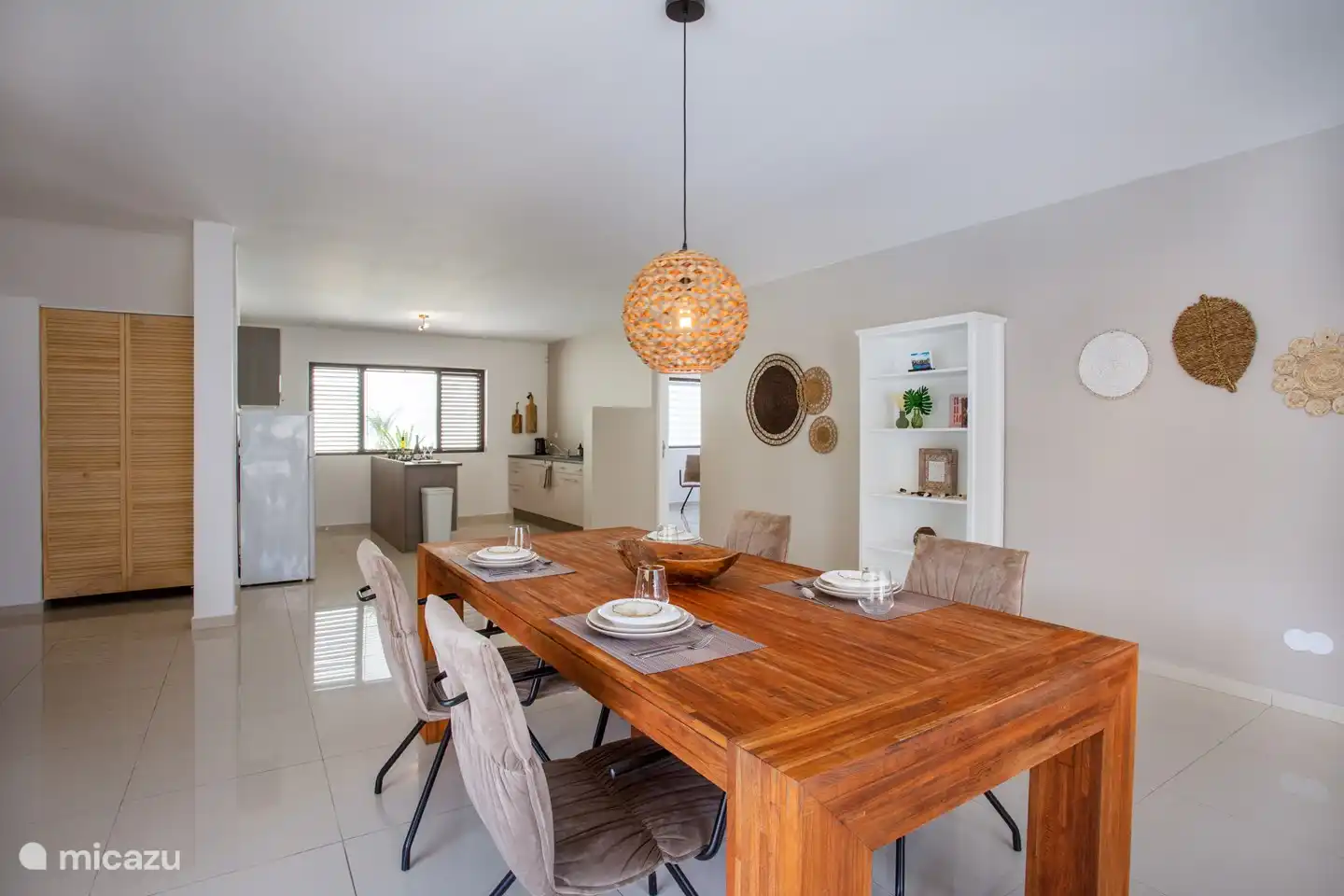 Una mesa grande para 4 a 6 personas.