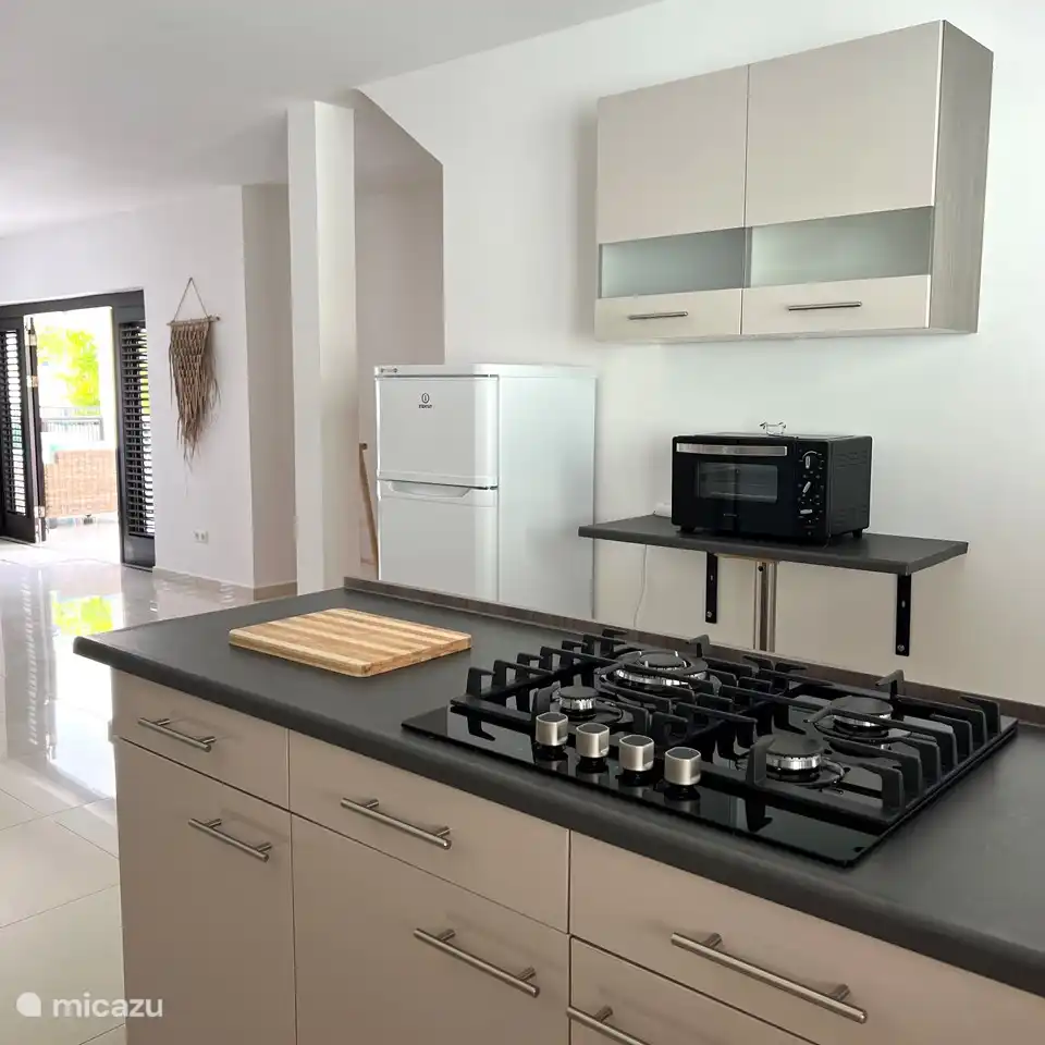 Horno, frigorífico/congelador y armarios adicionales.