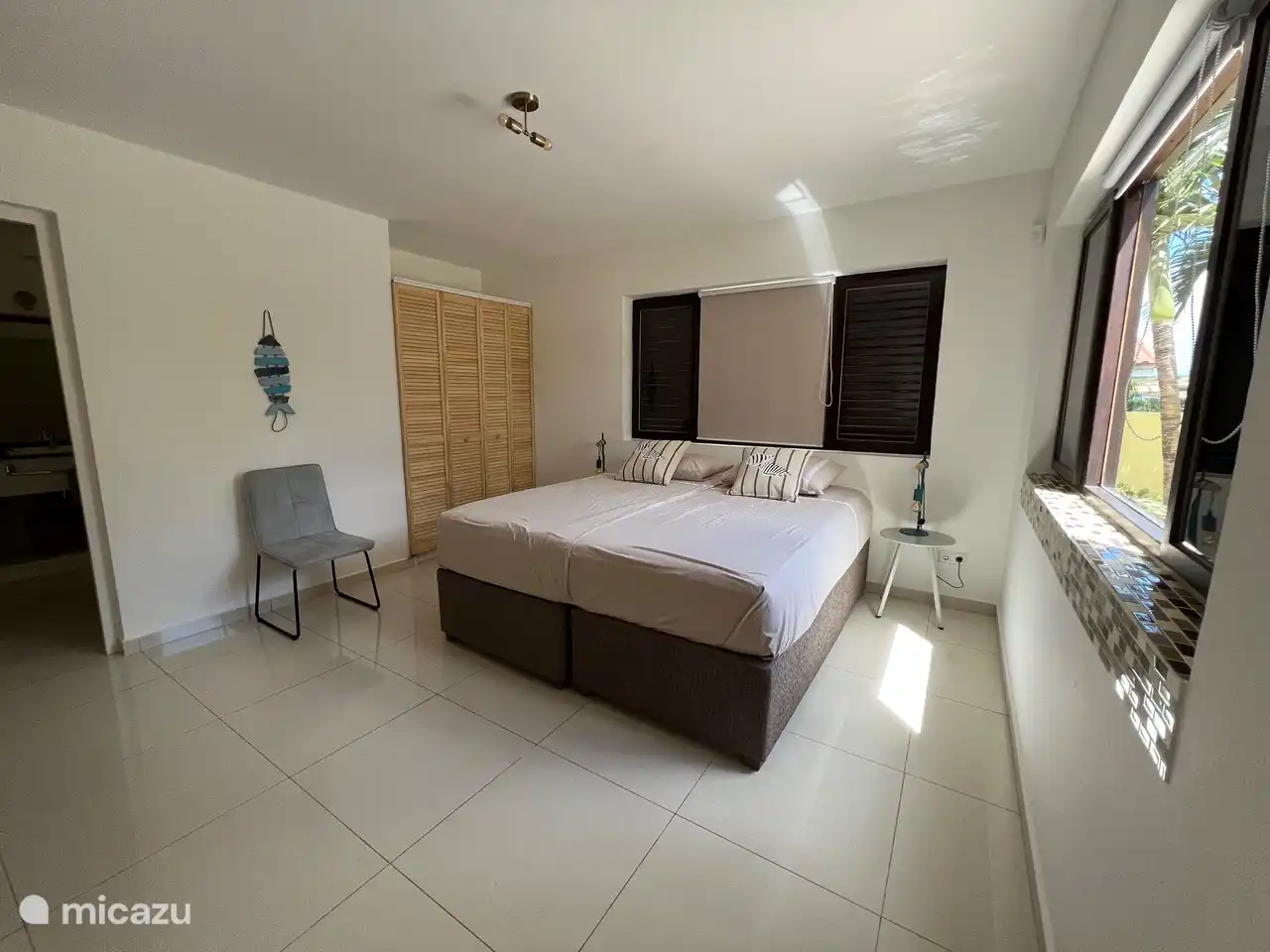 Dormitorio 1 con baño y aseo adyacentes.