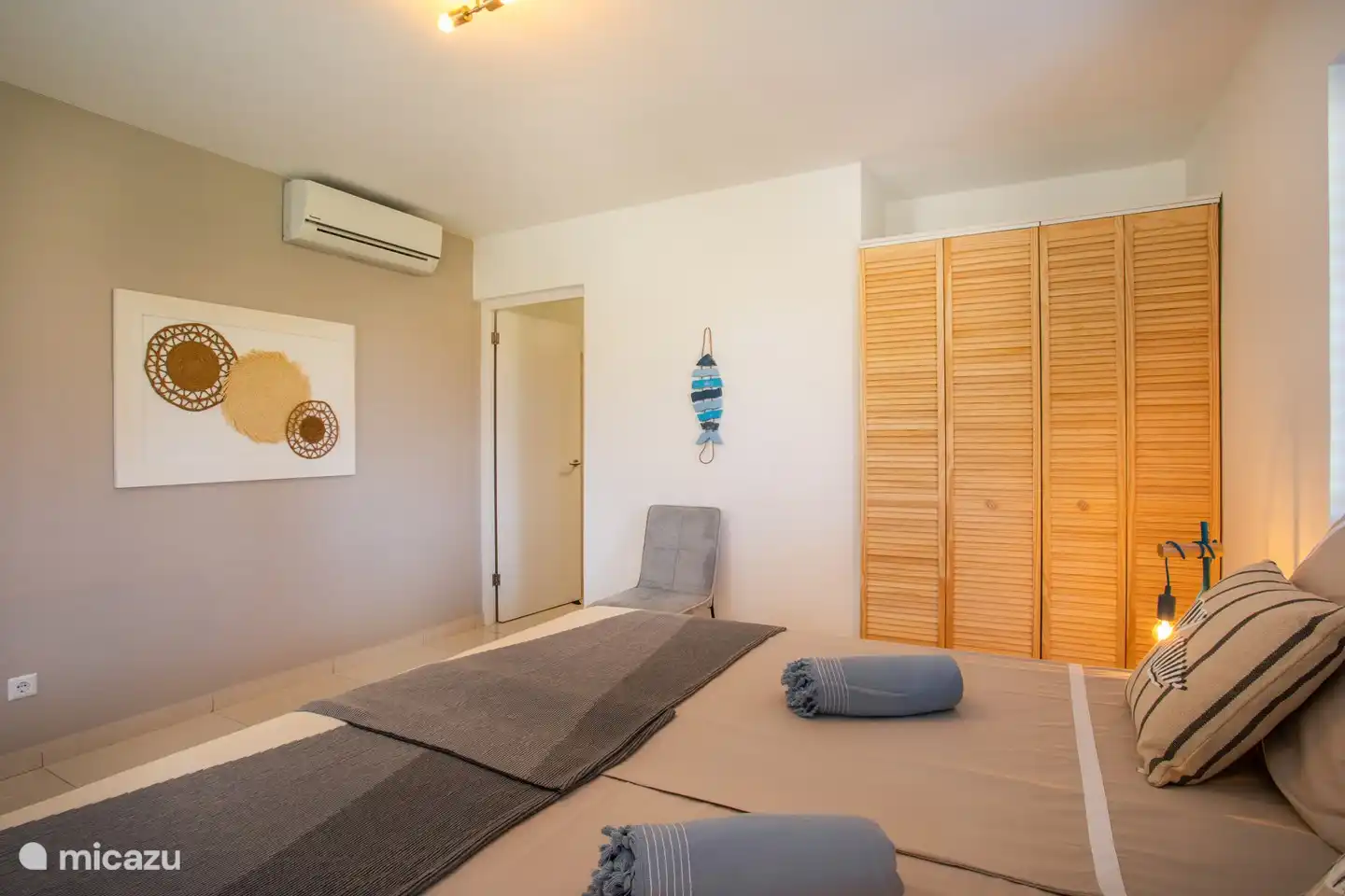 El baño es de fácil acceso.