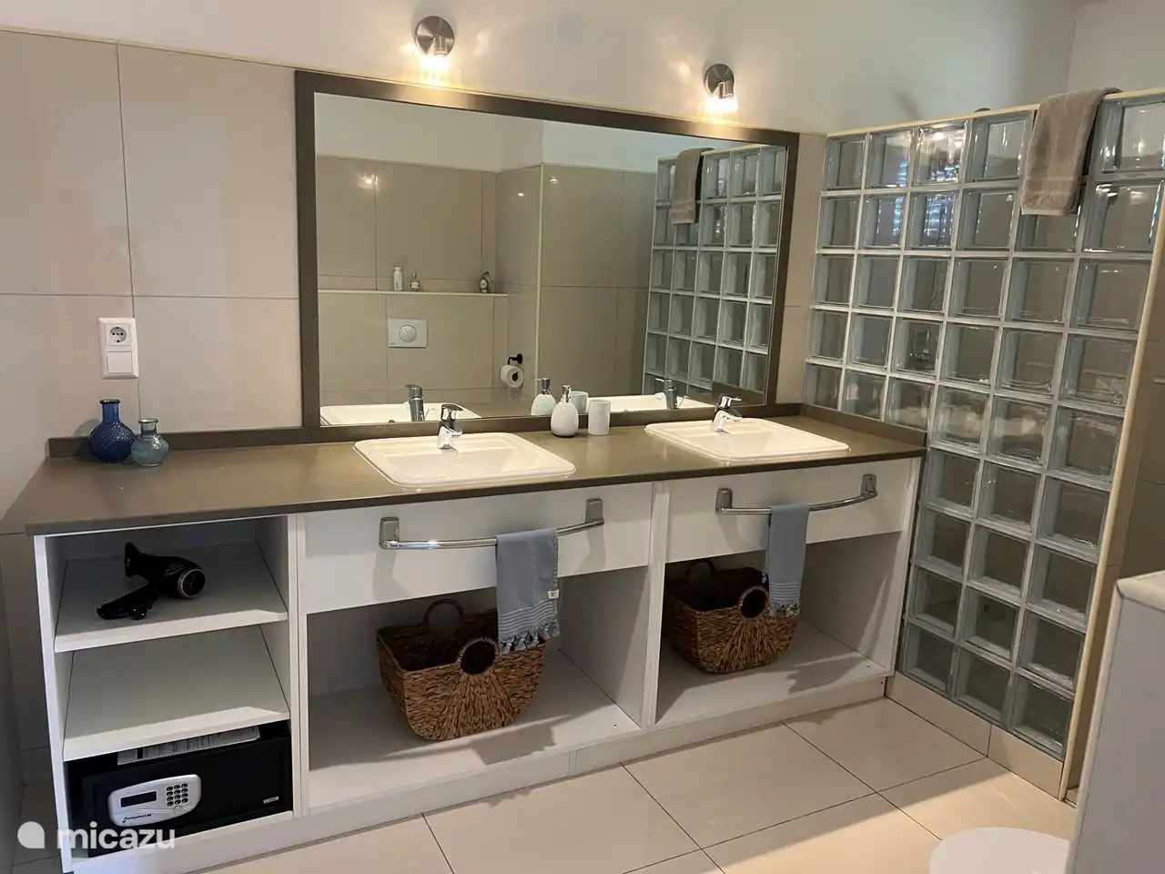 Dos lavabos, caja fuerte incorporada, secador de pelo.