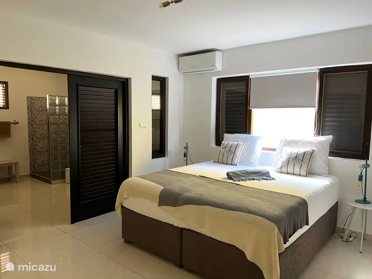 El dormitorio 2 se encuentra junto al baño grande.