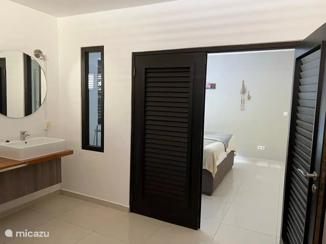 Puedes caminar directamente desde el espacioso baño al dormitorio.