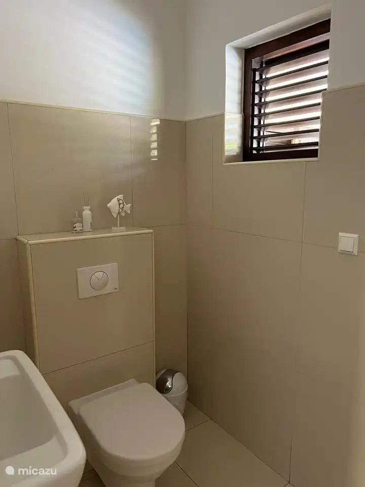 Se puede acceder al aseo independiente desde el dormitorio 2.